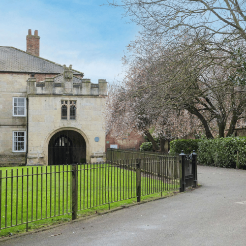 Bishops Manor & The Ashes entrance in Howden