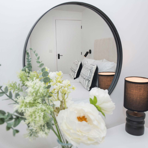 The Malt House bedroom two mirror and beds in the reflection