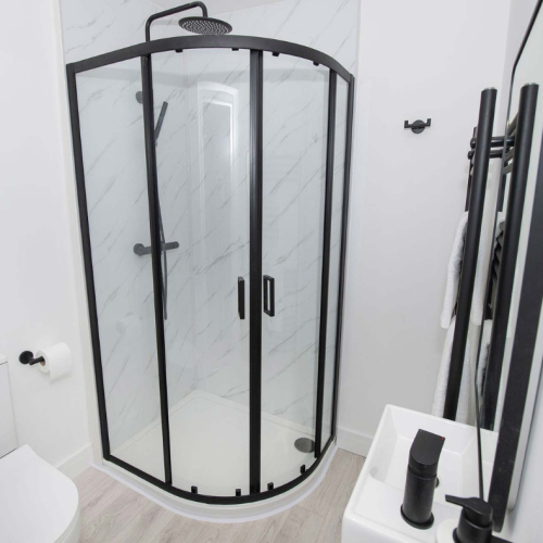 The Malt House upstairs bathroom shower